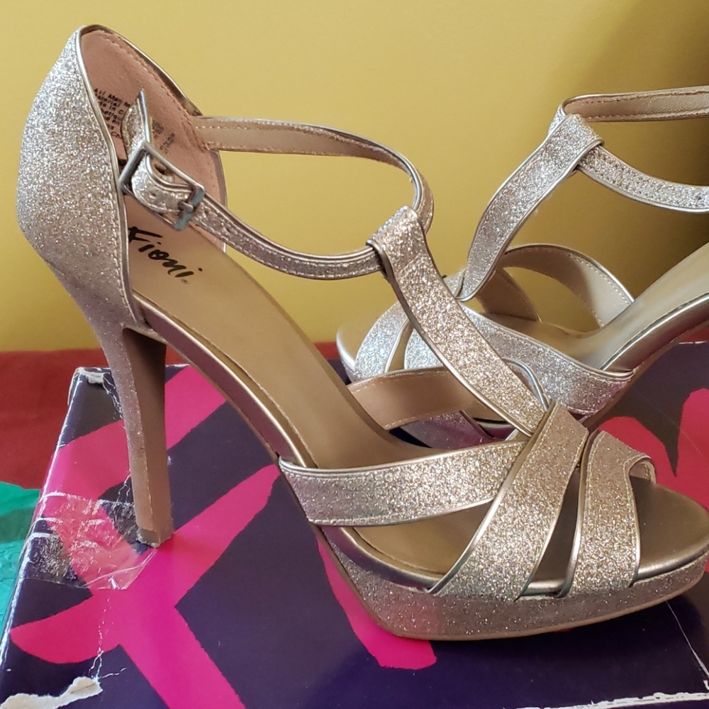 Shoes - Picture 2 of 4